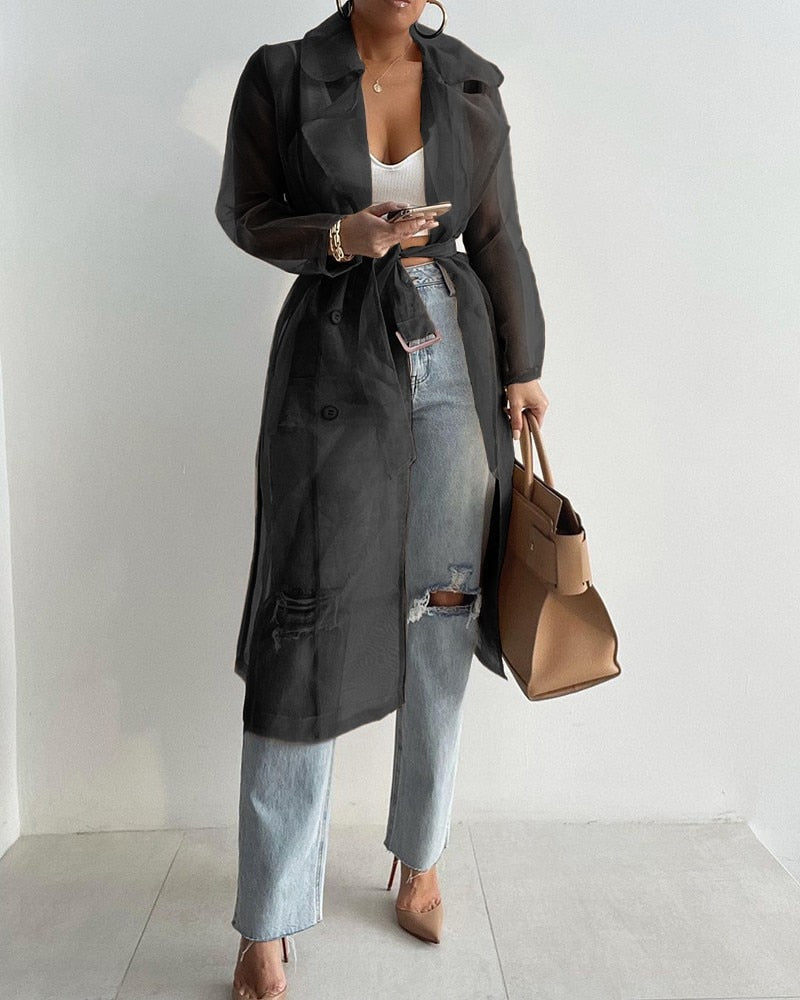 Trendy transparante dames trenchcoat met riem, ideaal voor een stijlvolle lente- of herfstlook.