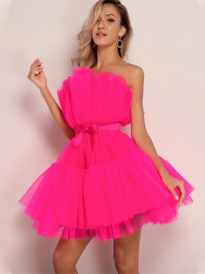 Zwarte strapless zomerjurk, chic en luchtig, perfect voor een stijlvolle zomerdag.
