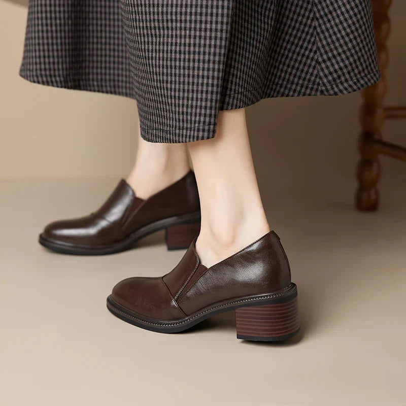 Veelzijdige damesschoenen met brede hak en ronde neus, bieden comfort en elegantie voor elke vrouw.