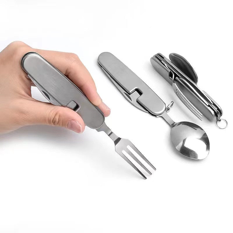 Opgevouwen 4-in-1 camping bestekset met mes, vork, lepel en geïntegreerde opener, roestvrijstaal.