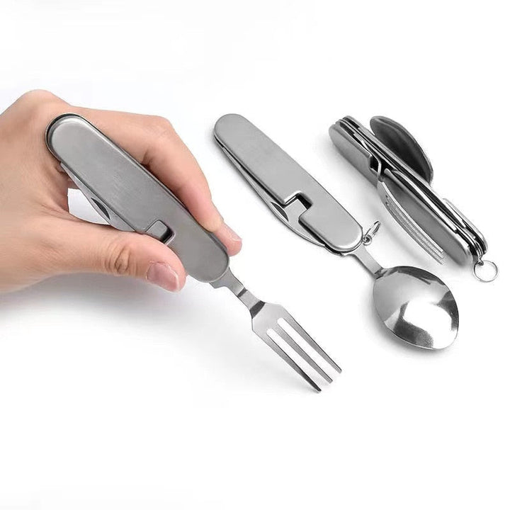 Opgevouwen 4-in-1 camping bestekset met mes, vork, lepel en geïntegreerde opener, roestvrijstaal.