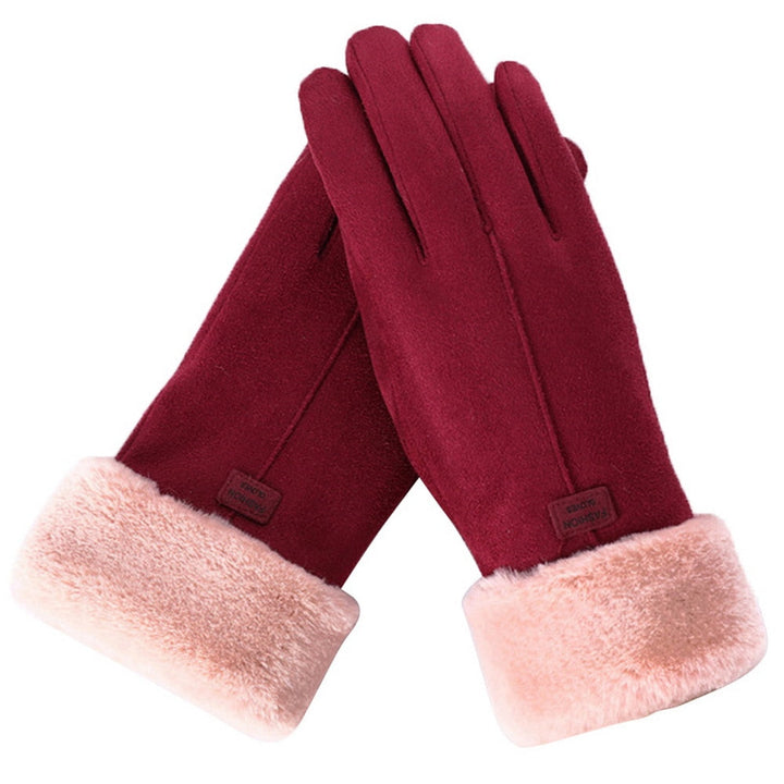 Dames winterhandschoenen in actie: smartphone bedienen met waterdichte furry touchscreen handschoenen.