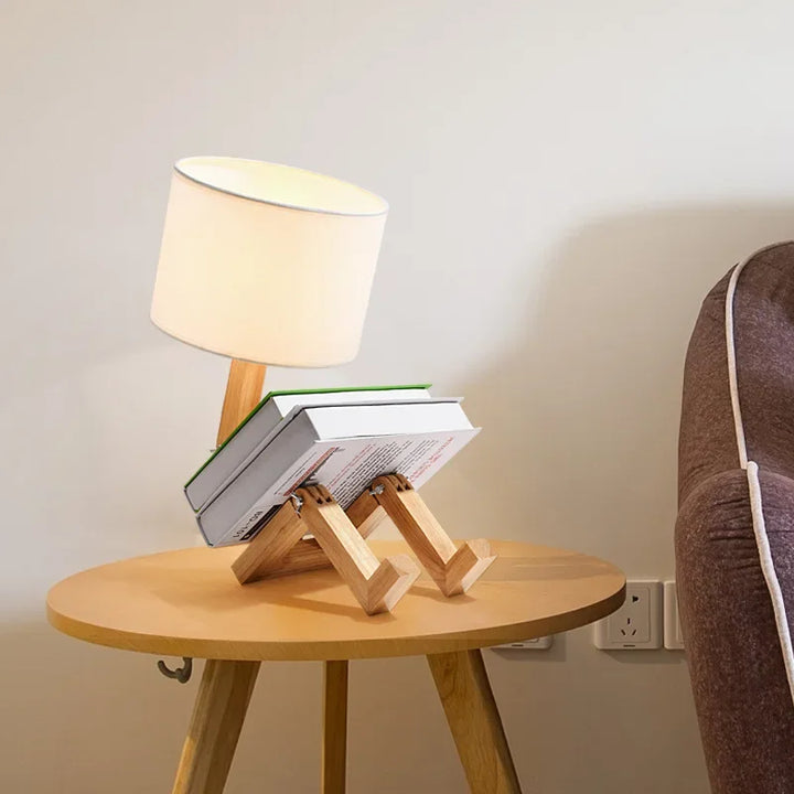 Veelzijdige houten tafellamp RutanFlex met boekenhouder. Geschikt als leeslamp in slaapkamer, woonkamer of studiekamer.