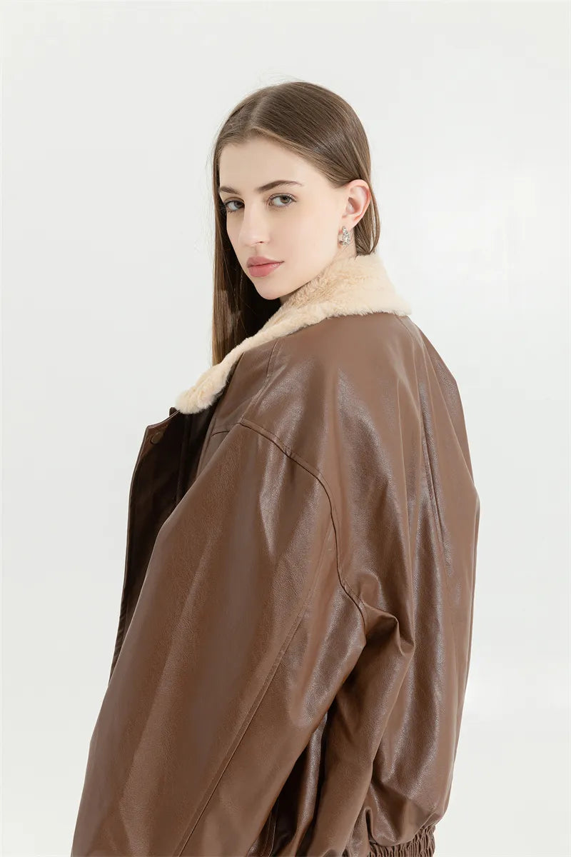 Warme Amanda dames winterjas, gemaakt van PU-leer met een tijdloze vintage uitstraling.
