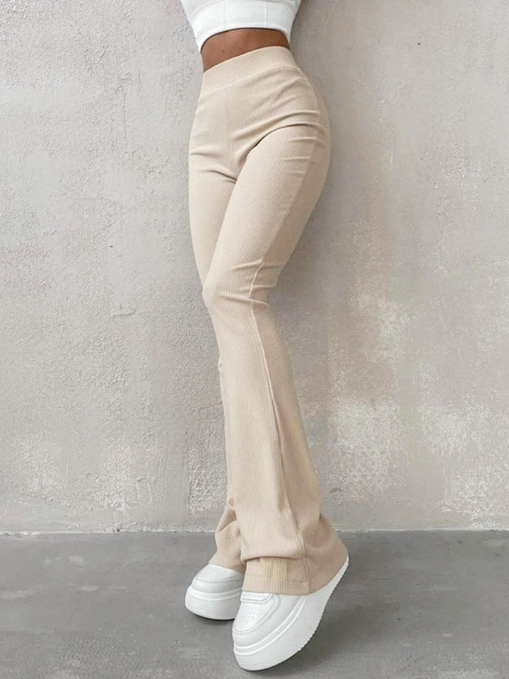 Zwarte dames flared broek met hoge taille. Trendy en comfortabele uitlopende broek voor vrouwen.