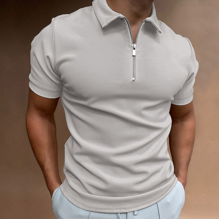 Elegante herenpolo, effen van kleur met verfijnde rits. Stijlvolle en comfortabele bovenkleding voor mannen.