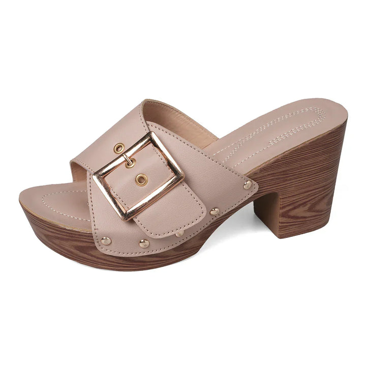 Trendy dames sandaal met stevige plateauhak en comfortabel voetbed. Ideale slip-on damesschoen voor de zomer.