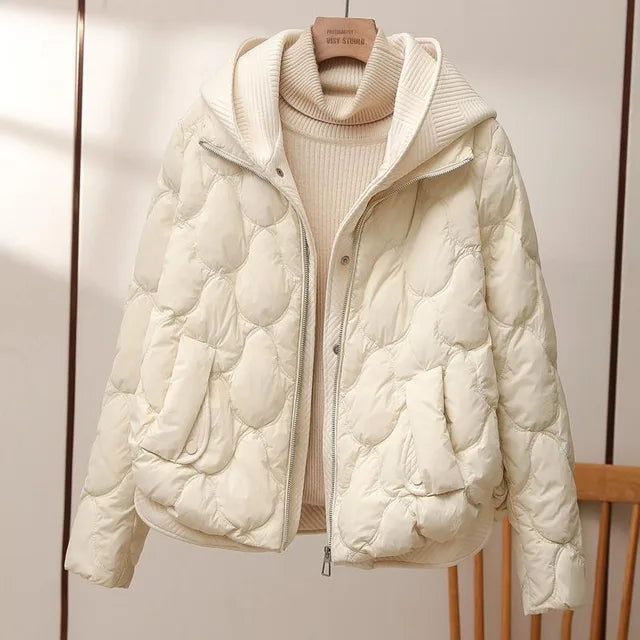 Model draagt een warme en comfortabele dames winter pufferjas, een stijlvolle keuze voor koude dagen.