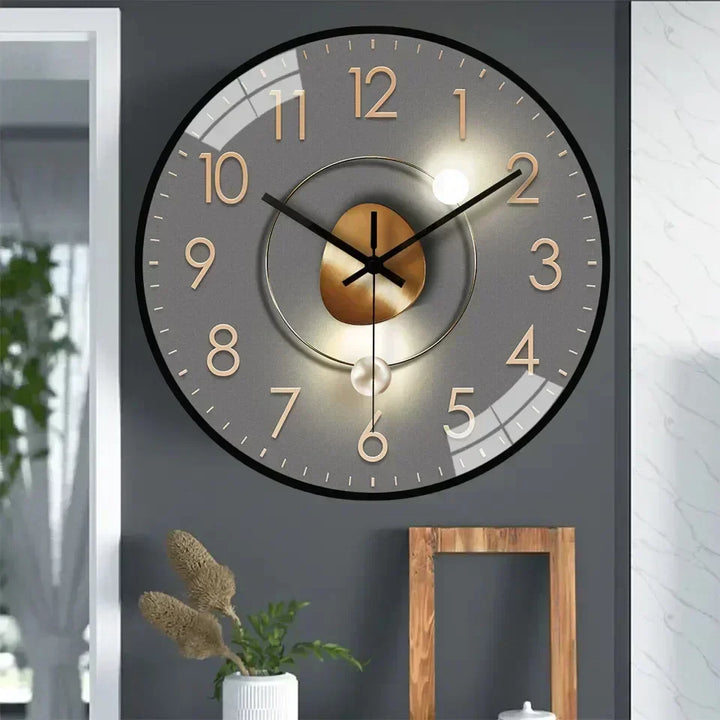 Tijdloze wandklok met klassiek design, voegt elegantie toe aan woonkamer interieurdecoratie.