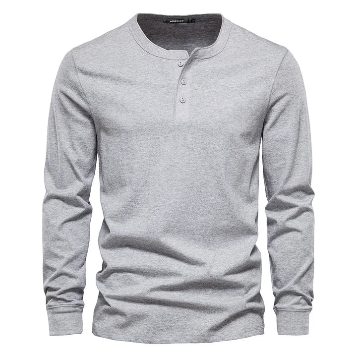 Veelzijdig heren Henley T-shirt met lange mouwen, een essentieel basisshirt voor elke garderobe.