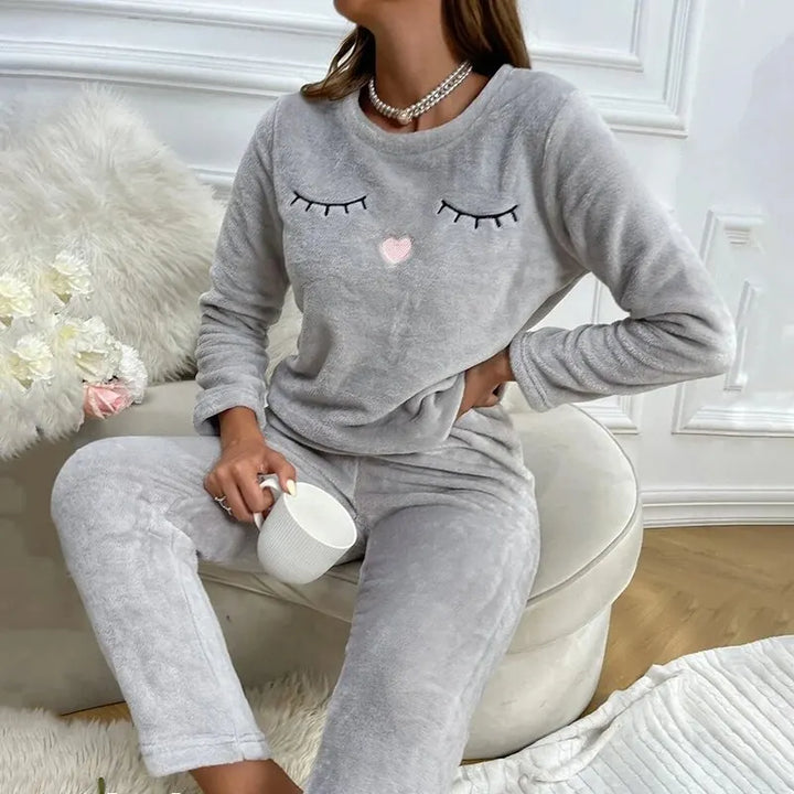 Warme damespyjama set voor knusse winteravonden, gemaakt van zachte polyester stof.