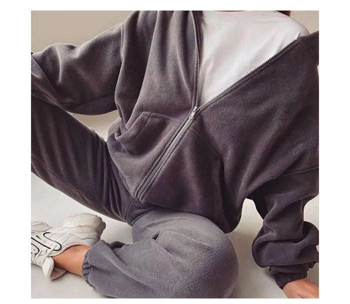 Dames velours trainingspak Olivia; complete set met hoodie en broek. Perfect voor comfort thuis.