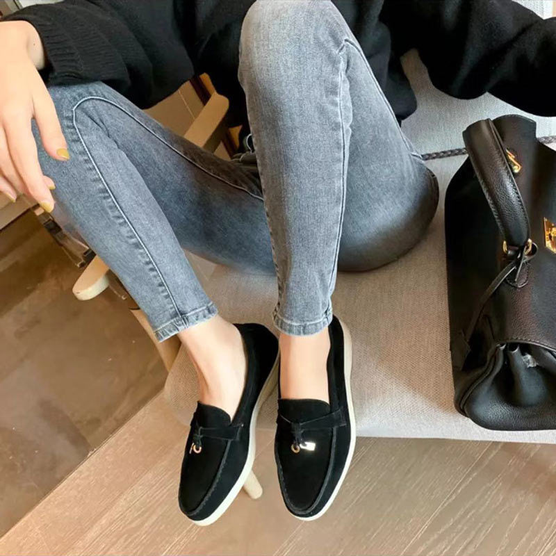 Grijze dames loafers met gepunte teen. Stijlvolle slip-on schoenen die comfort en klasse combineren.