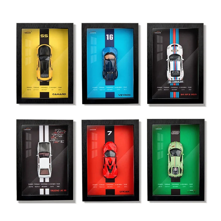 Gedetailleerd die-cast 3D automodel in zwarte lijst, exclusieve kunst voor verzamelaars en interieur design.
