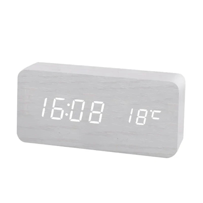 Houten digitale wekker met aanpasbaar LED display. Functionele klok en sfeervolle decoratie voor elke slaapkamer.
