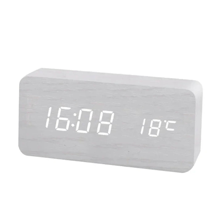 Houten digitale wekker met aanpasbaar LED display. Functionele klok en sfeervolle decoratie voor elke slaapkamer.