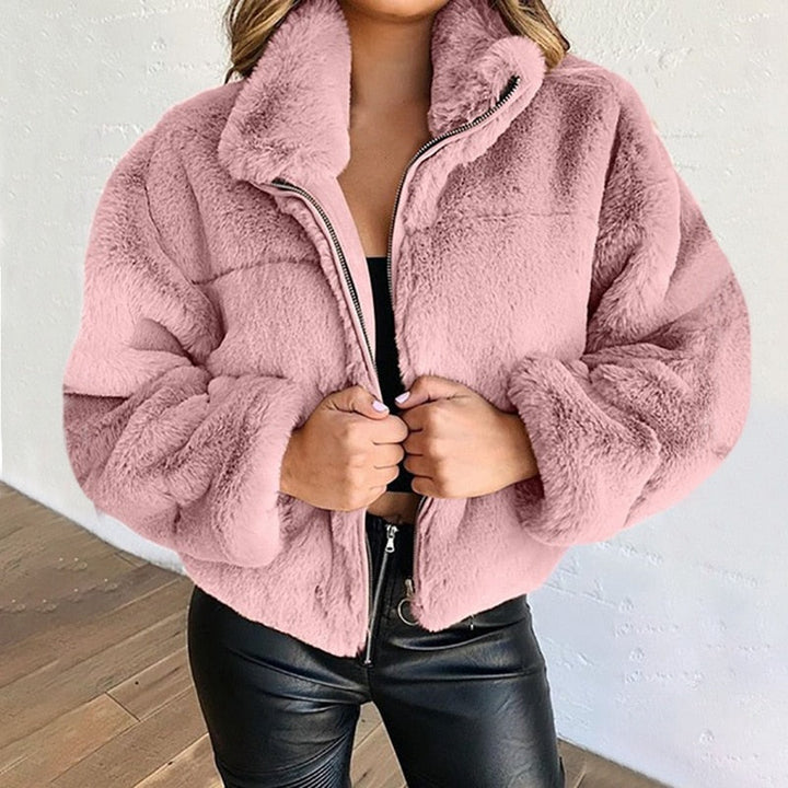 Luxe pluche winterjas voor dames. Deze comfortabele en warme MarliesJacket bontjas biedt elegante winterstijl.