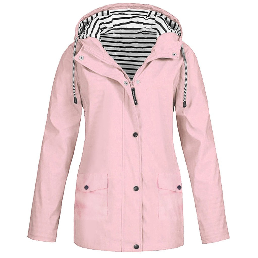 Rode KarieJacket, waterdichte damesjas met ademende stof. Voor droog en comfortabel sportief wandelen en fietsen.
