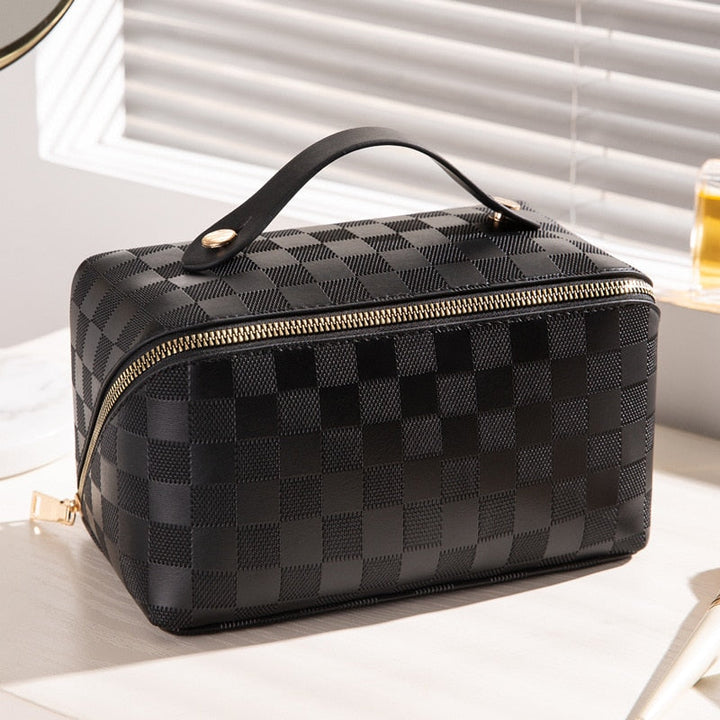 Open luxe PU-leren beauty case voor dames, toont geordende vakken voor make-up en borstels.