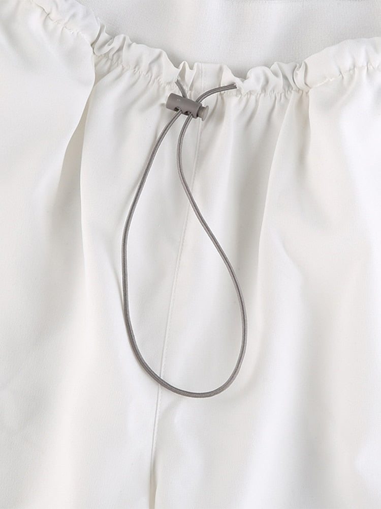 Fashion-forward dames baggy broek in zwart, essentieel voor een trendy streetwear outfit.