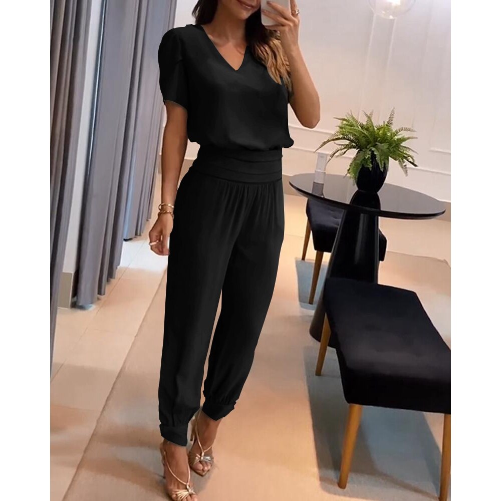 Volledige afbeelding van elegante Phine tweedelige set voor dames met comfortabele broek en V-hals top.