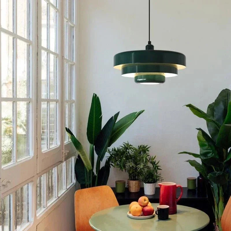 Macaron-kleurige driefase hanglamp, sfeervolle pastel verlichting voor eetkamer interieur.