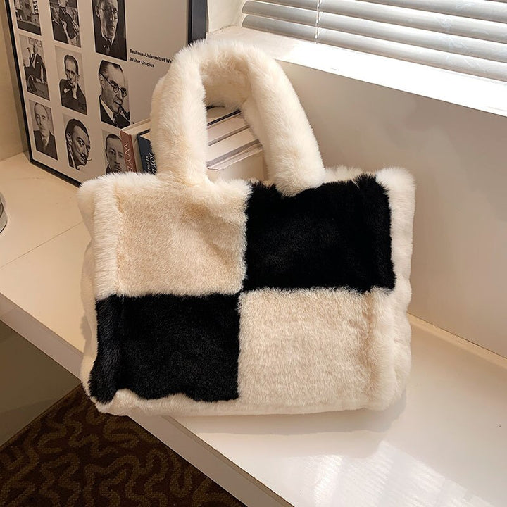 Ruime Pipa pluche damestas; deze warme en trendy handtas is een essentieel winter accessoire.