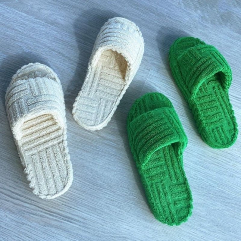 Comfortabele winterpantoffels voor dames, zachte blauwe sloffen van KarliensSlippers voor thuis.