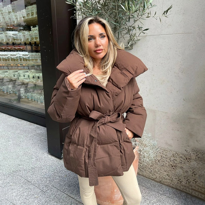 Warme dames winterjas met riem, een comfortabele en elegante modejas voor koud weer.