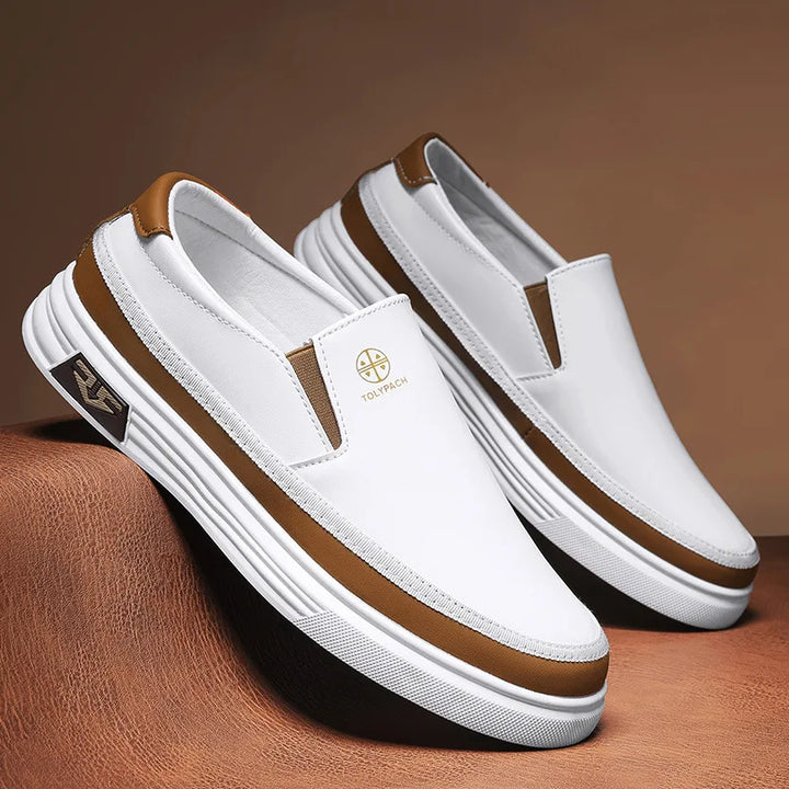 Zwarte heren instapschoenen met orthopedisch comfort en stijlvol minimalistisch design, ideaal voor dagelijks gebruik.