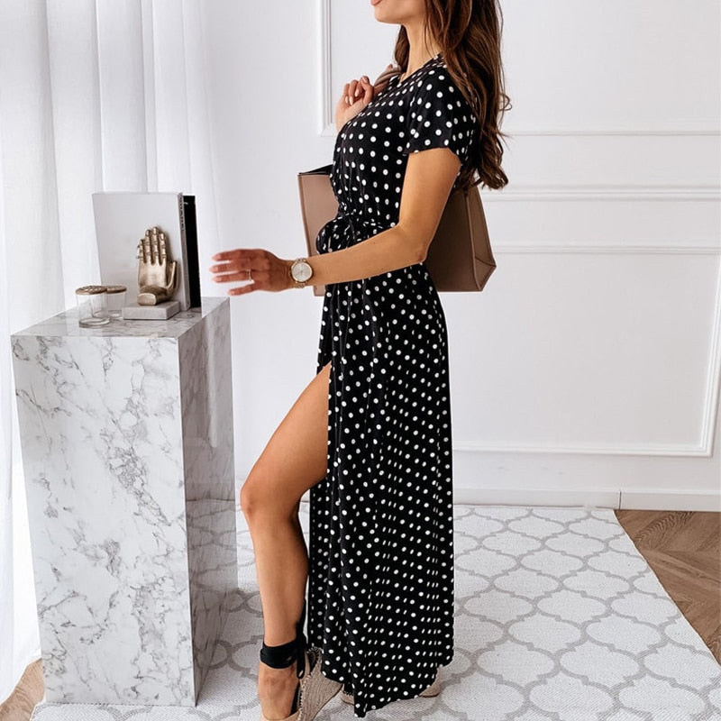 Trendy dames zomerjurk met comfortabele pasvorm, V-hals en stijlvolle split. Perfect voor elke gelegenheid.