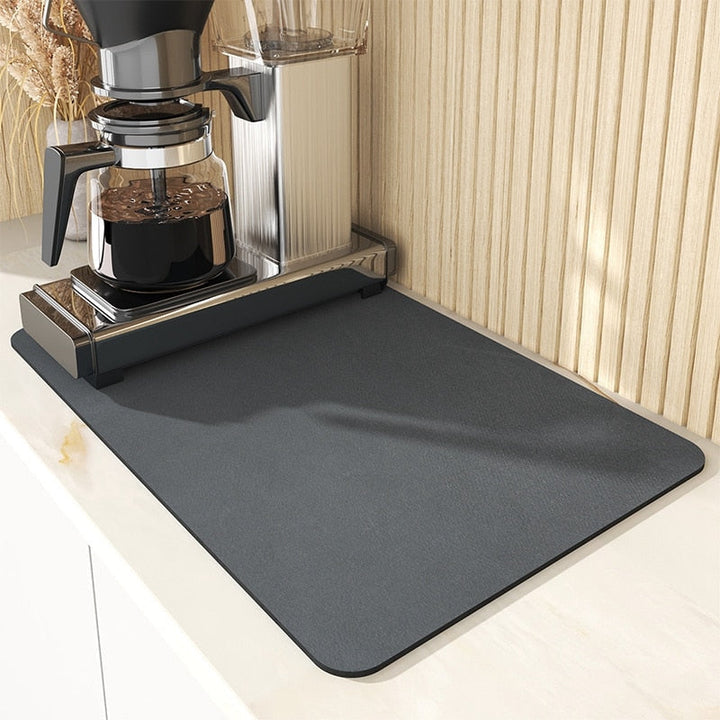 Grijze antislip afwasmat, ideaal voor veilig drogen van keukengerei en servies.