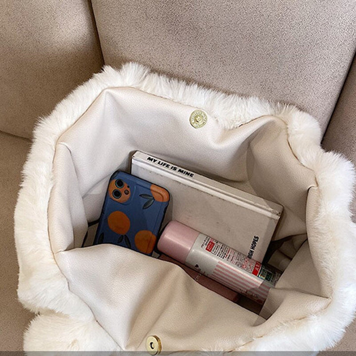 Modieuze Pipa pluche wintertas dames; een zachte en ruime handtas, perfect voor dagelijks gebruik.