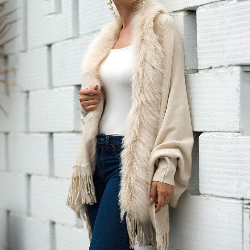 Warme dames wintersjaal van imitatiebont in abrikoos, elegant gedrapeerd als stijlvol modeaccessoire.