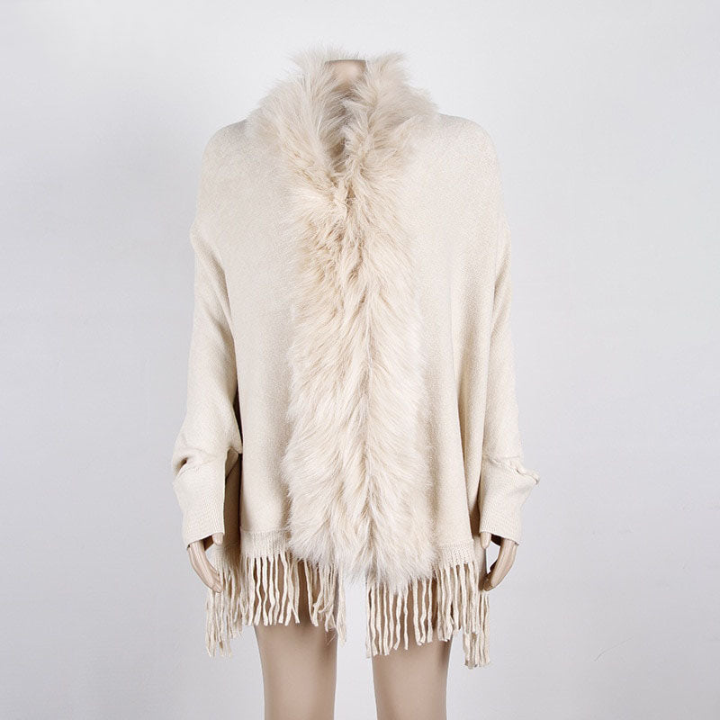 Close-up van de zachte textuur van een luxe abrikooskleurige imitatiebont wintersjaal voor dames.