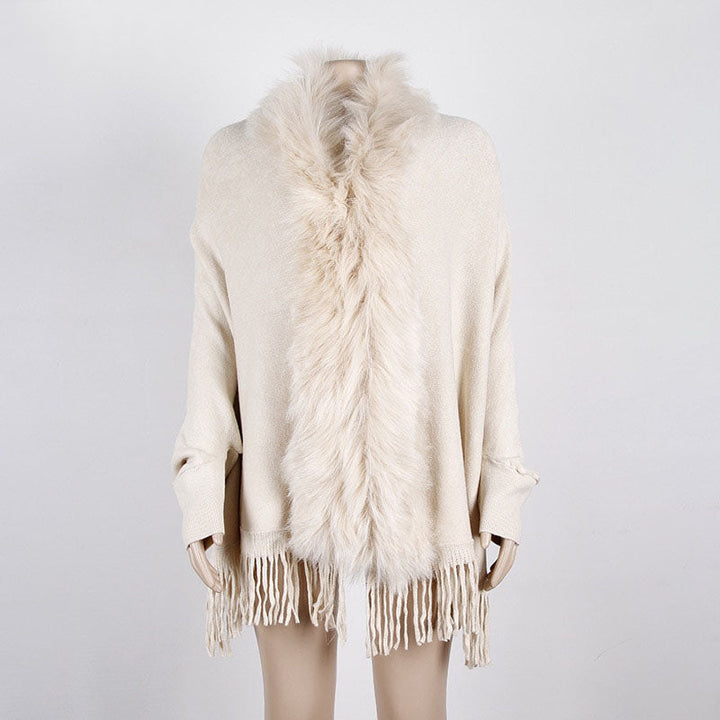 Close-up van de zachte textuur van een luxe abrikooskleurige imitatiebont wintersjaal voor dames.