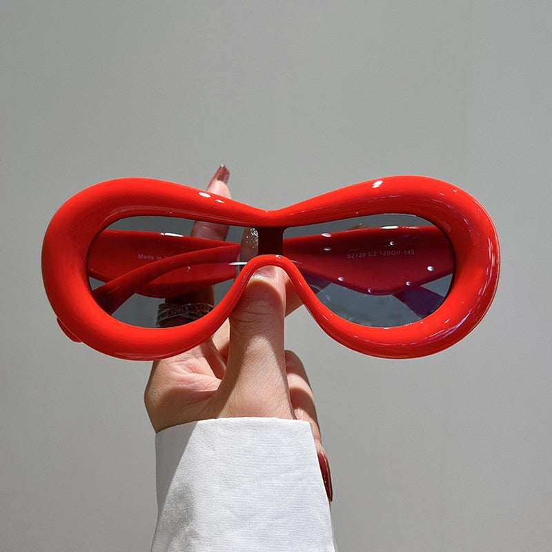 Futuristische zonnebril, een trendy eyecatcher voor festivals en evenementen.