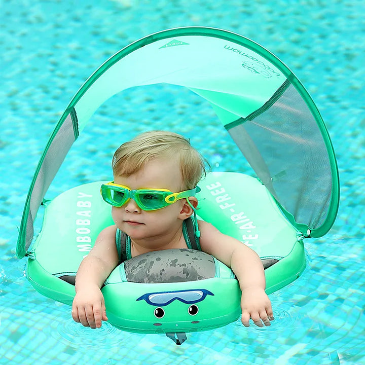 Blauwe baby zwemtrainer met zonnescherm voor veilige watergewenning. Niet opblaasbaar, biedt UV bescherming.