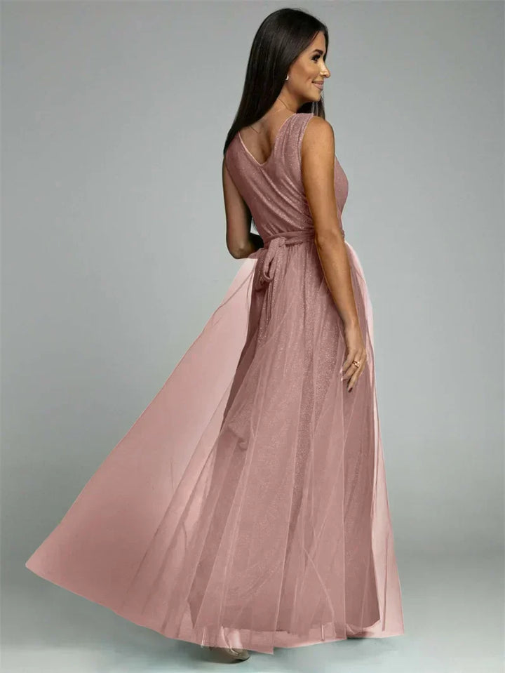 Elegante V-hals feestjurk met split, mouwloos en glamoureus, perfecte mode voor dames.