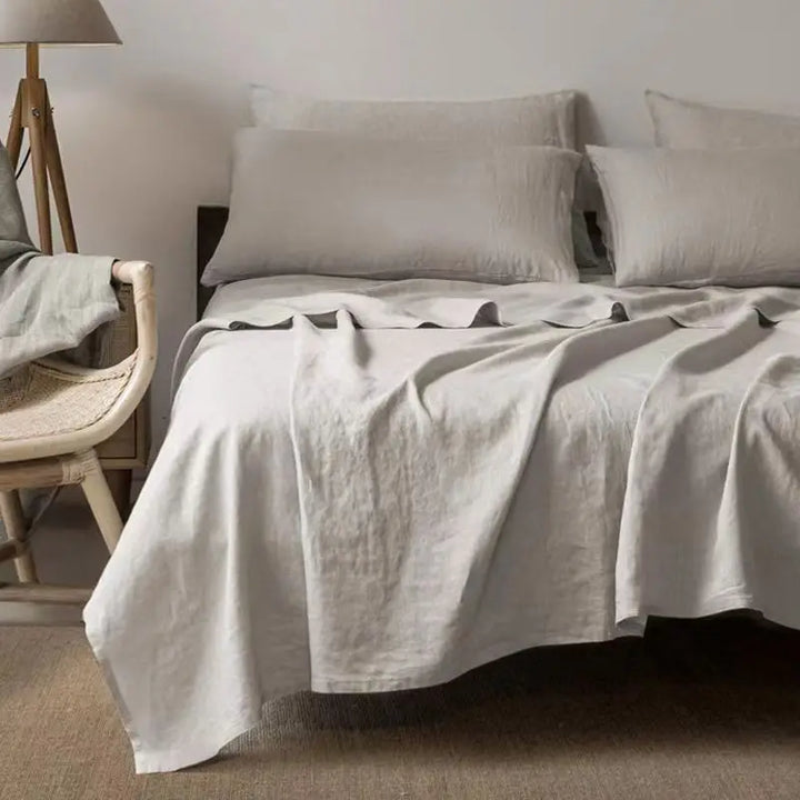 Luxe 100% linnen dekbedovertrek set met bijpassende kussenslopen voor een comfortabele slaapkamer.
