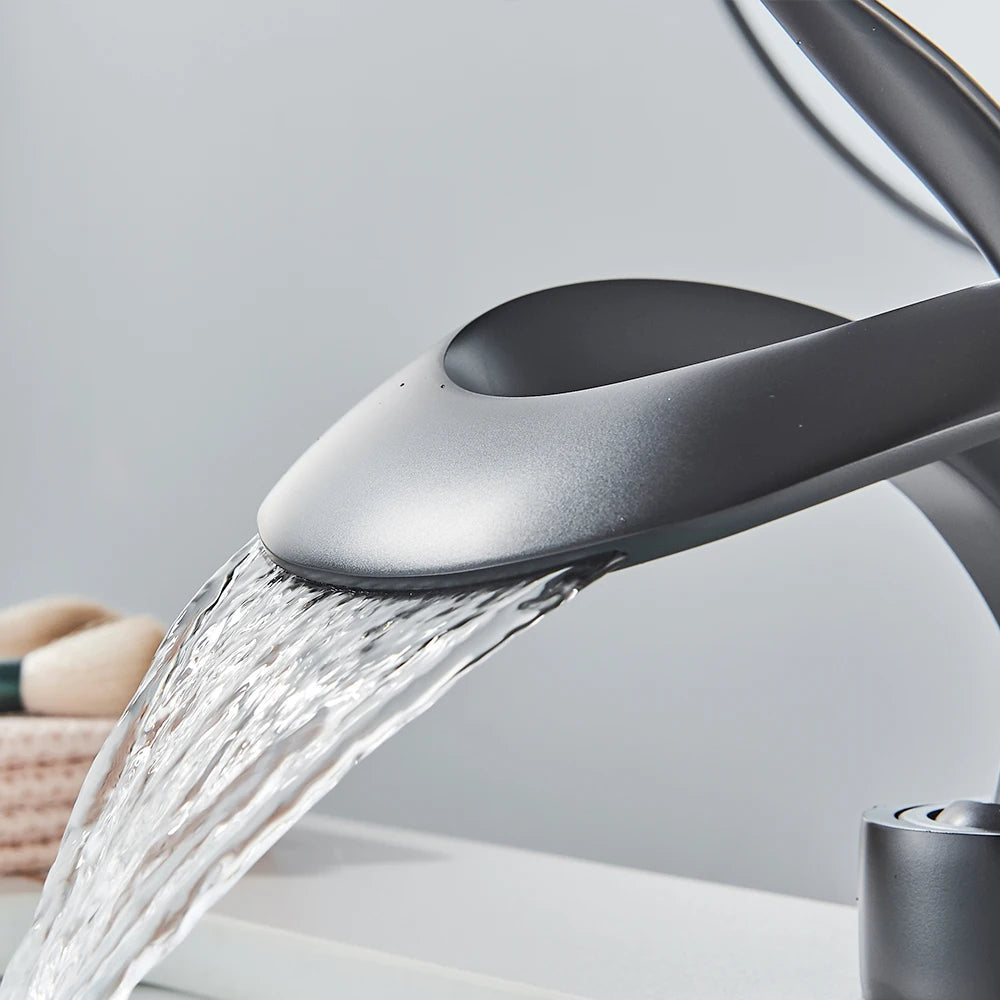 Enkelgreeps messing wastafelkraan Flowarc met brede watervaluitloop; luxe en modern voor elke badkamer.