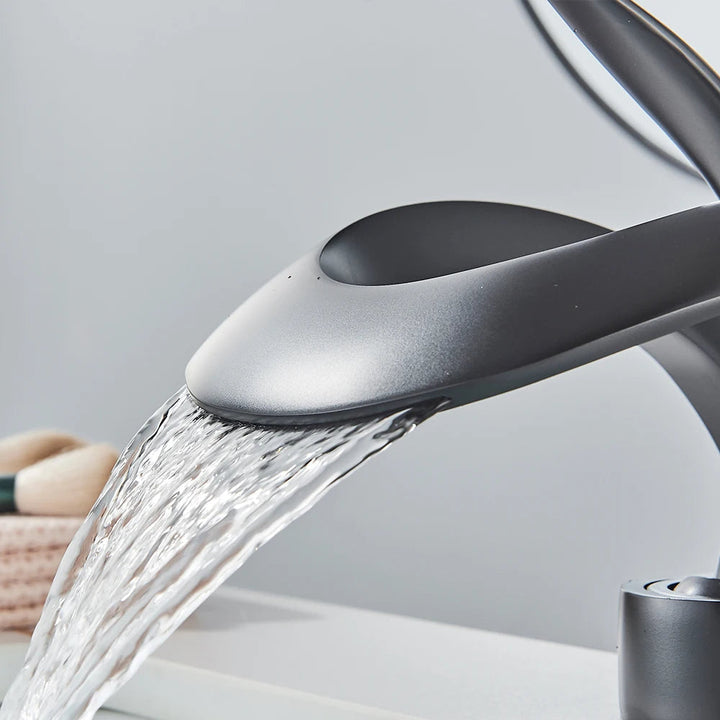 Enkelgreeps messing wastafelkraan Flowarc met brede watervaluitloop; luxe en modern voor elke badkamer.