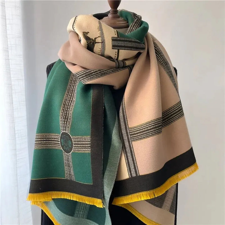 Stijlvolle dames Ruby kasjmier sjaal, elegant gedrapeerd, perfect als warme omslagdoek voor elke winteroutfit.
