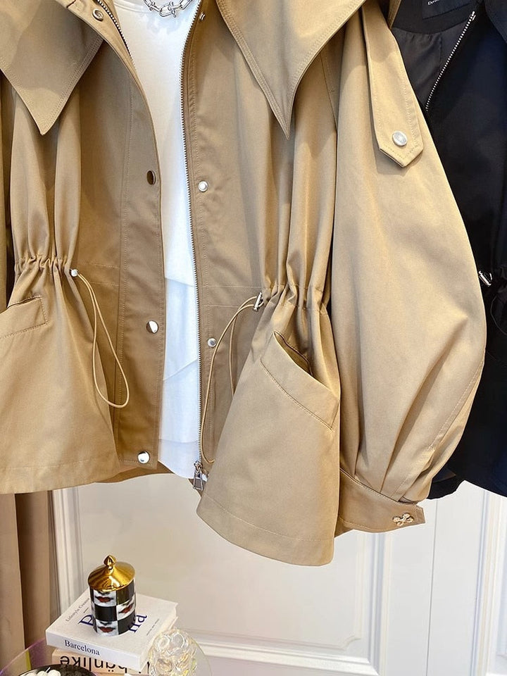 Stijlvolle modieuze dames tussenjas Eloise voor de lente. Populair item, ideaal als bovenkleding.
