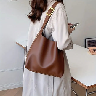 Bruine Blanche leren schoudertas, tijdloos en luxe, een praktische dames tas voor dagelijks gebruik.