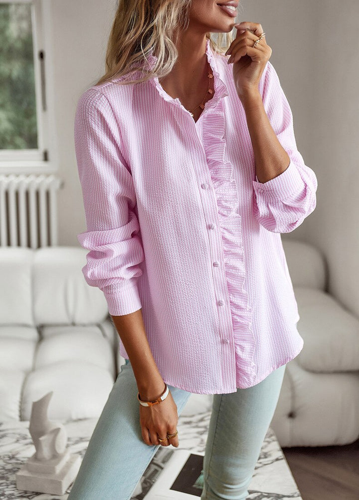 Zijprofiel van de stijlvolle damesblouse, elegante pasvorm, comfortabel voor elke gelegenheid.