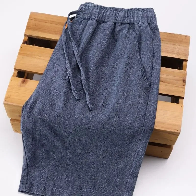 Man draagt casual heren zomer shorts met verstelbare tailleband, perfect voor ontspanning.