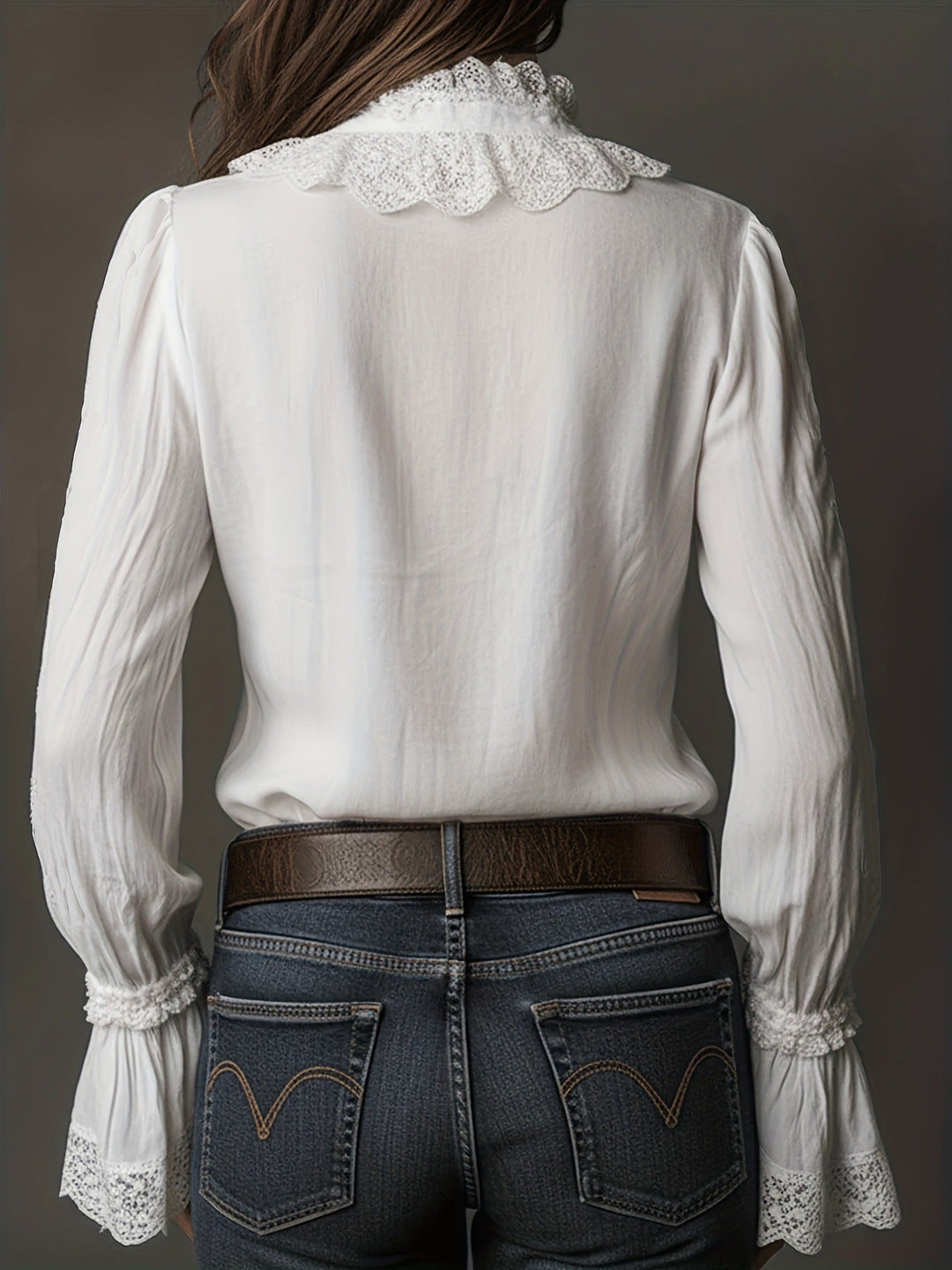 Vrouwelijke witte casual chic damesblouse met verfijnd decoratief kant; een stijlvolle keuze voor elke dag.