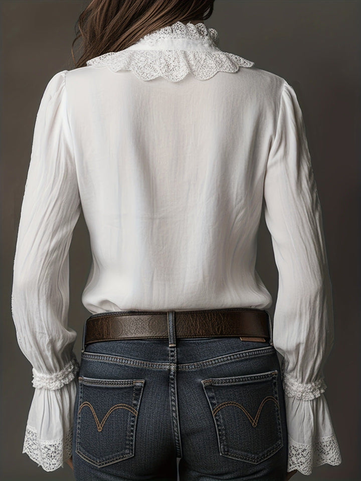 Vrouwelijke witte casual chic damesblouse met verfijnd decoratief kant; een stijlvolle keuze voor elke dag.