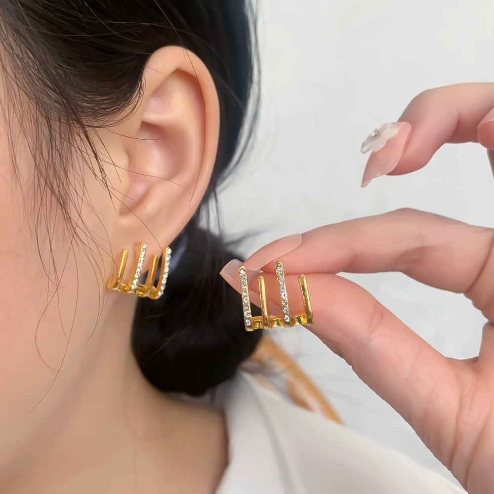 Zilveren illusie oorclips voor dames: Vier hoepels met schitterende zirkonia, modieus en elegant.